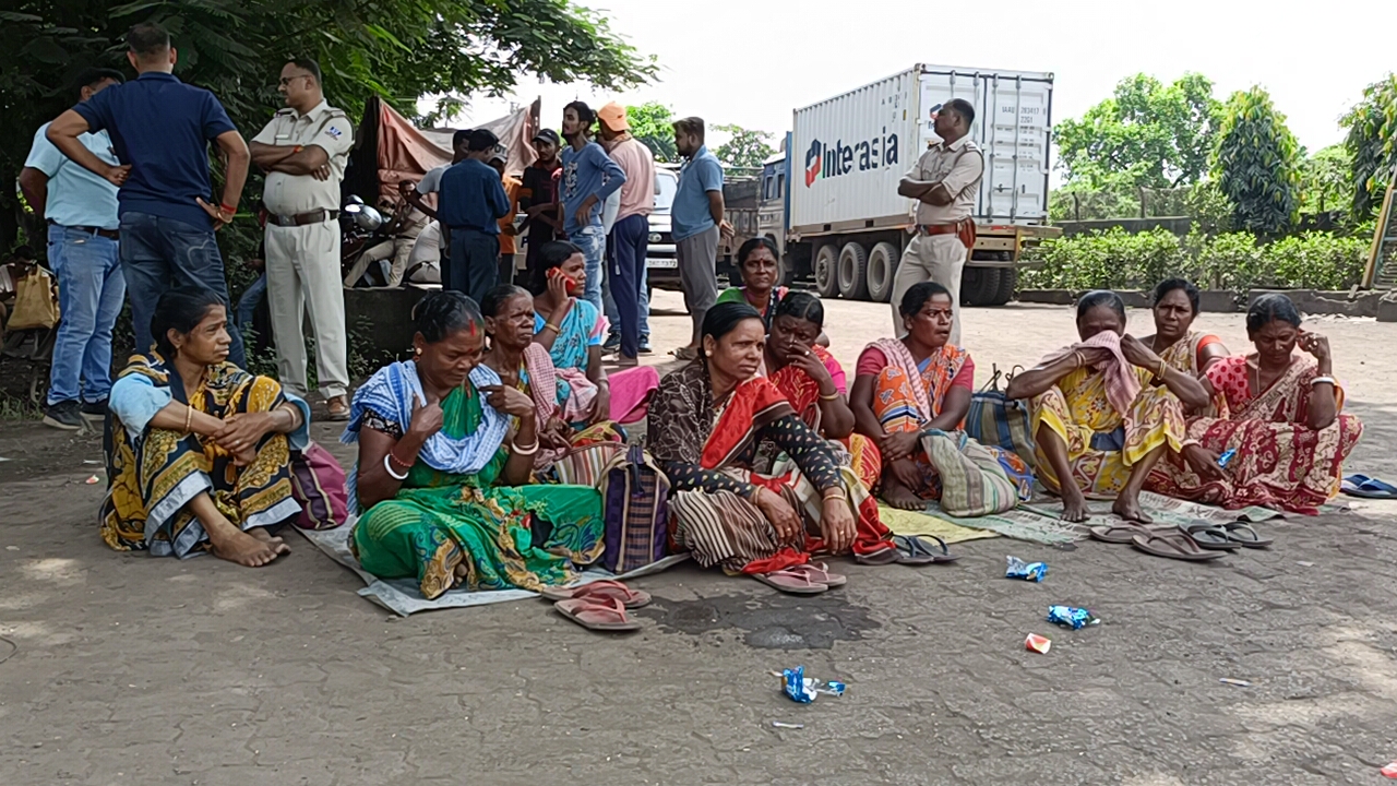 কাজের দাবিতে কাঁকসার কারখানায় বিক্ষোভ ও ধর্ণা এলাকাবাসীর    