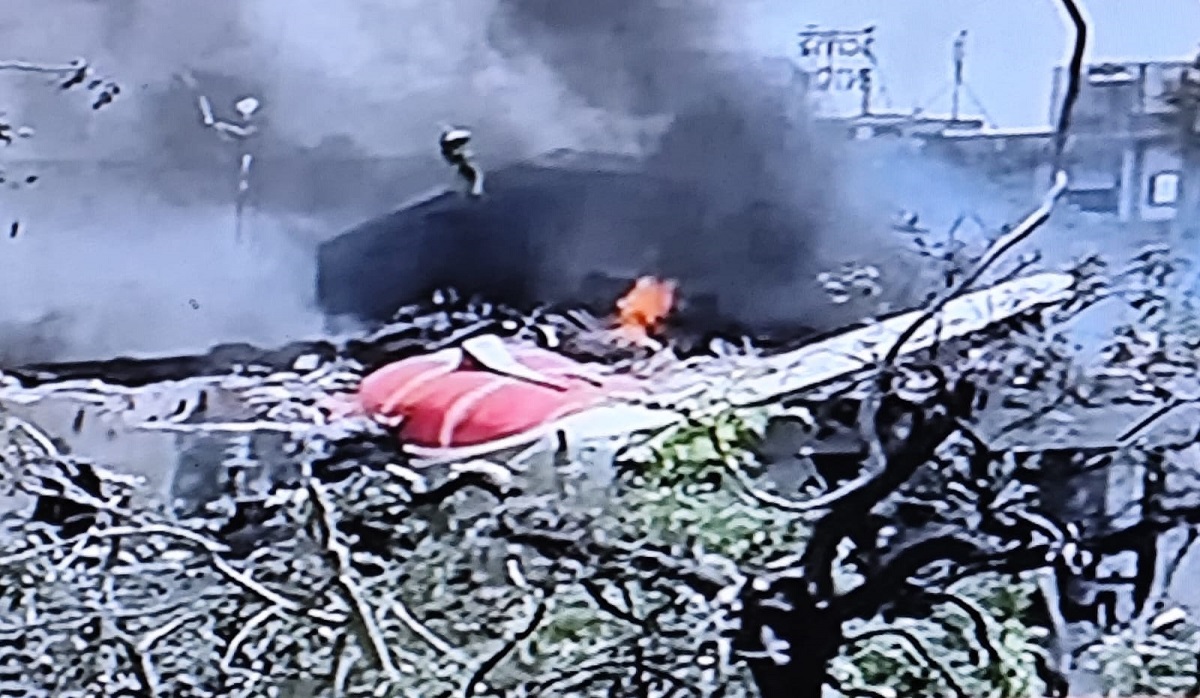 আমেদাবাদে ভয়াবহ বিমান দু*র্ঘ*ট*না: লোকালয়ে ভেঙে পড়ল ফ্লাইট, শতাধিক যাত্রী, এলাকায় চরম আতঙ্ক