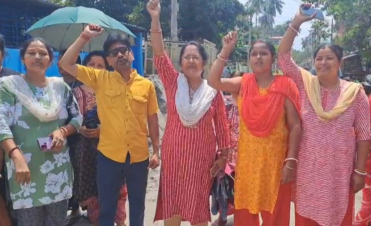 দ্রুত রাস্তা নির্মাণের দাবি জানিয়ে পথ অবরোধ করে বিক্ষোভ জলপাইগুড়ি পৌরসভার ২০ নম্বর ওয়ার্ডে