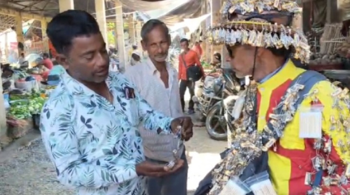 ময়নাগুড়িতে ভাইরাল ‘সেফটিপিন ম্যান’