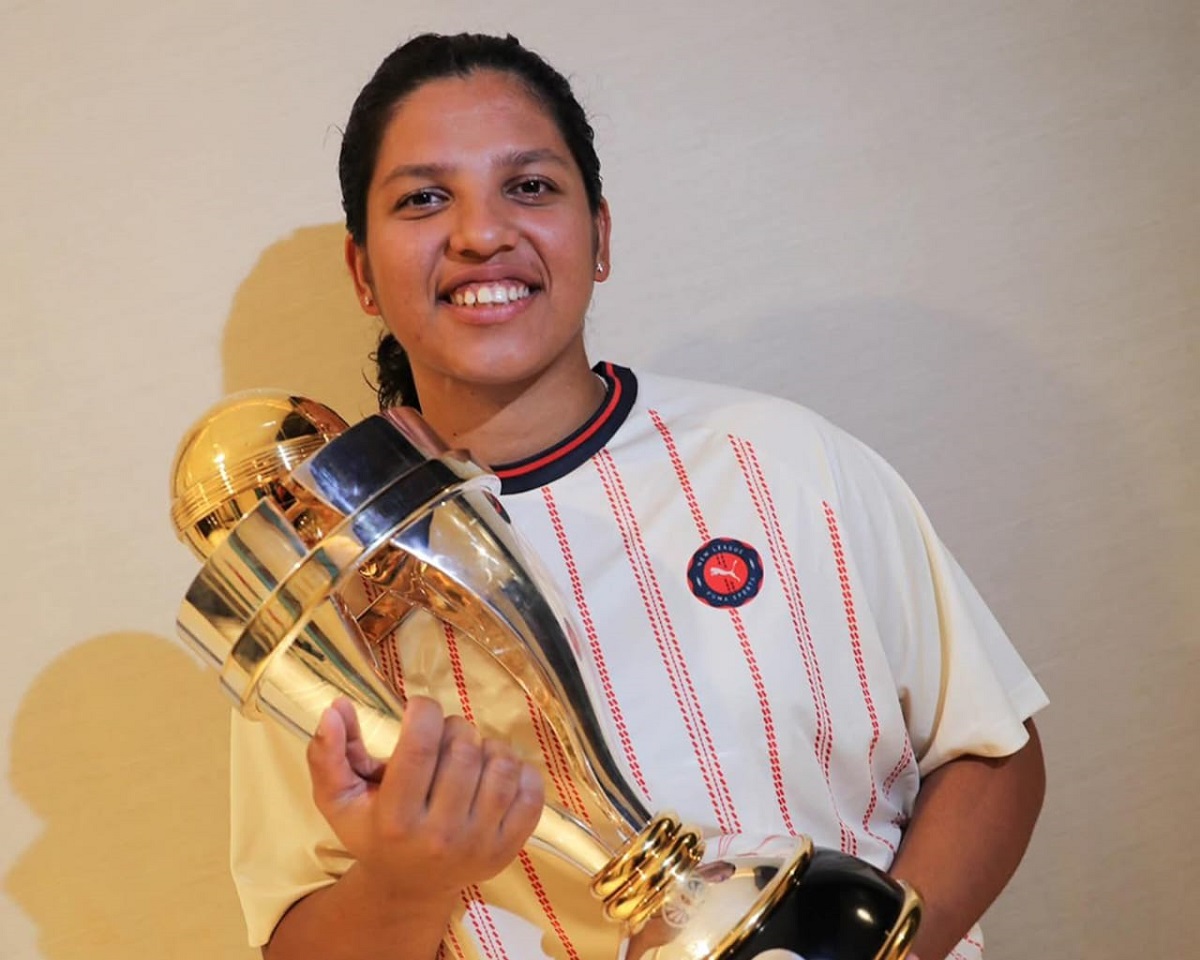 শিলিগুড়ির গর্ব! রিচা ঘোষের হাতে ভারতের বিশ্বকাপ ট্রফি