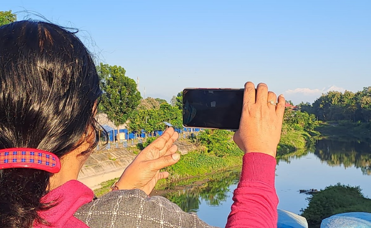 বুধবার সকালে আবারও জলপাইগুড়ি থেকে দেখা গেল তুষারাবৃত কাঞ্চনজঙ্ঘা