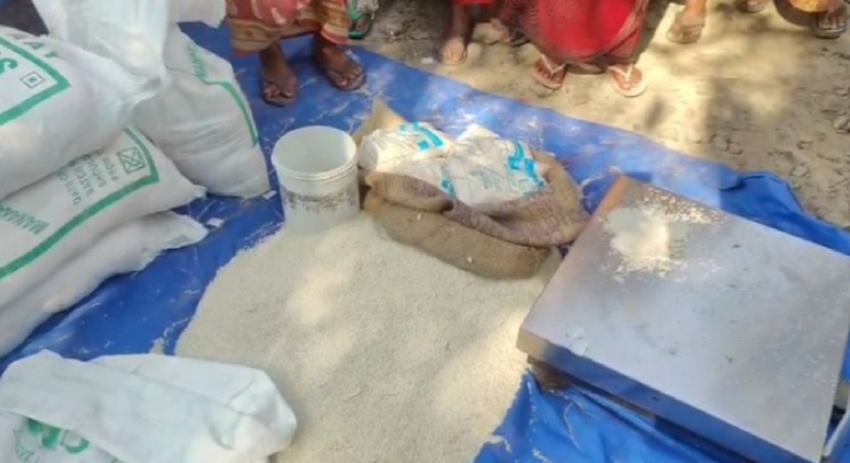 রেশনে পোকাধরা চাল-আটা বিতরণের অভিযোগ, উ*ত্তপ্ত রাজগঞ্জের আমবাড়ি ফালাকাটা মহামায়া কলোনি