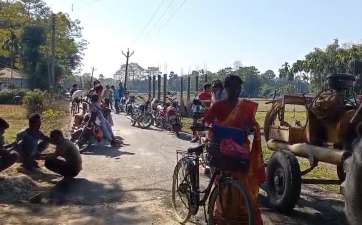 নিম্নমানের সামগ্রী ব্যবহারের অভিযোগে ক্ষুব্ধ স্থানীয়রা, নীরব ঠিকাদার সংস্থা