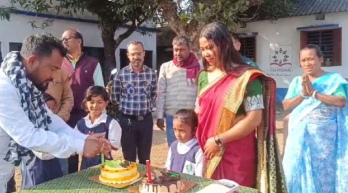 জন্মদিনে মানবিক উদ্যোগ, স্কুল পড়ুয়াদের পাশে সোনামণি