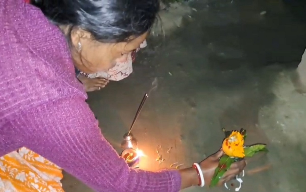 কুয়াশা-শীত উপেক্ষা করে পৌষ সংক্রান্তির বাস্তু পুজোয় মেতে উঠলেন জলপাইগুড়ির গৃহিণীরা