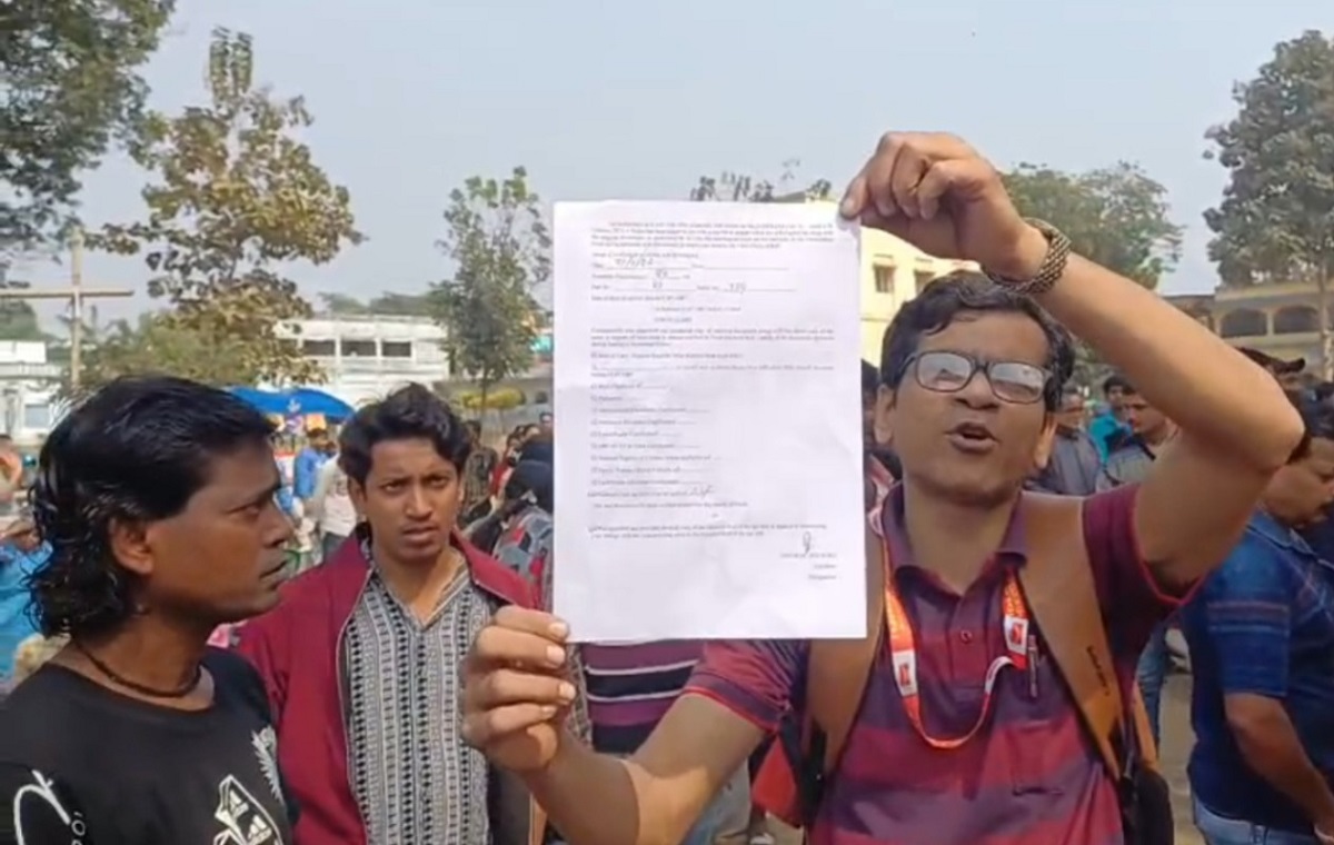 দেরিতে এআরইও, কৃষ্ণনগরে এসআইআর শুনানি শিবিরে উত্তেজনা