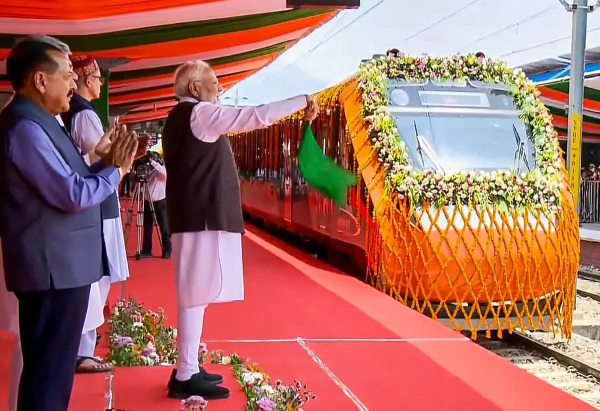 দেশের প্রথম বন্দে ভারত স্লিপারের উদ্বোধন করলেন প্রধানমন্ত্রী নরেন্দ্র মোদী