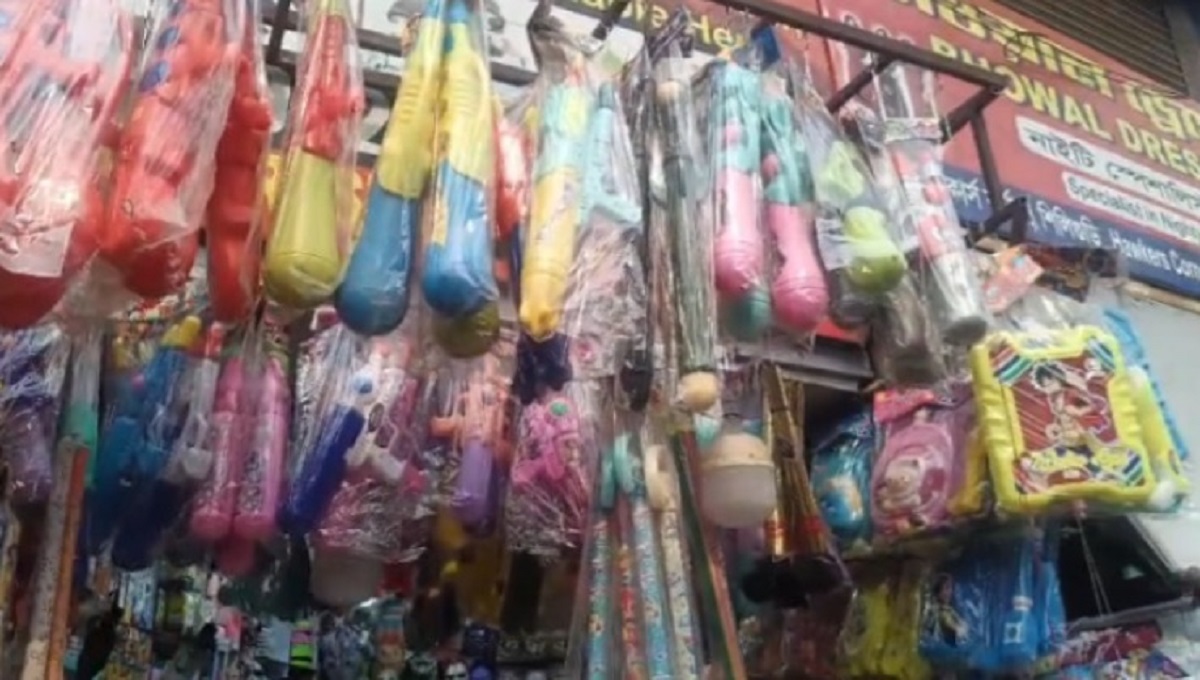 দোলের আগে শিলিগুড়িতে রঙের রমরমা, বাড়তি দোকানে বিক্রিতে টানাপোড়েন