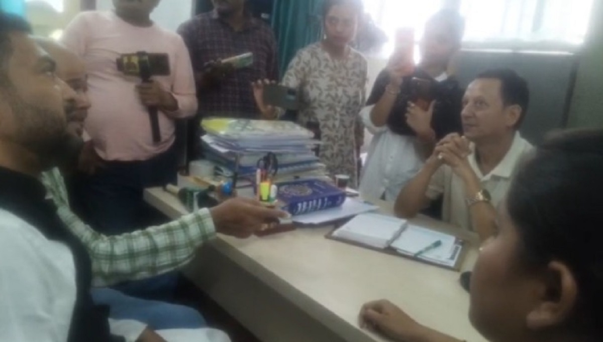 শিলিগুড়িতে খাদ্য সুরক্ষা অভিযানে ক*ড়াকড়ির দাবি, দপ্তরে গিয়ে সরব বিধায়ক