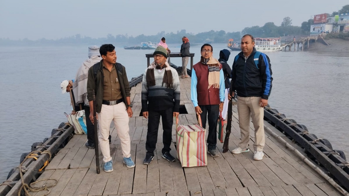নদী পেরিয়ে পরীক্ষাকেন্দ্রে সুন্দরবনের পরীক্ষার্থীরা, জলপথে কড়া নিরাপত্তায় পৌঁছল মাধ্যমিকের প্রশ্নপত্র