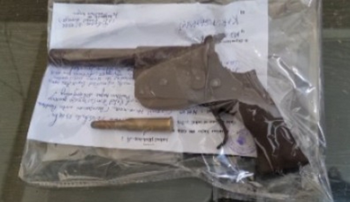 নির্বাচনের আগে শিলিগুড়িতে আ*গ্নেয়াস্ত্র উদ্ধার, গ্রে*প্তার যুবক