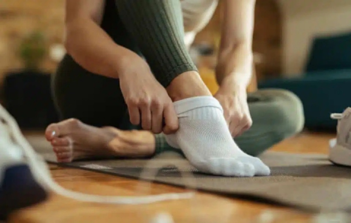 দীর্ঘক্ষণ মোজা পরলে কী কী হতে পারে