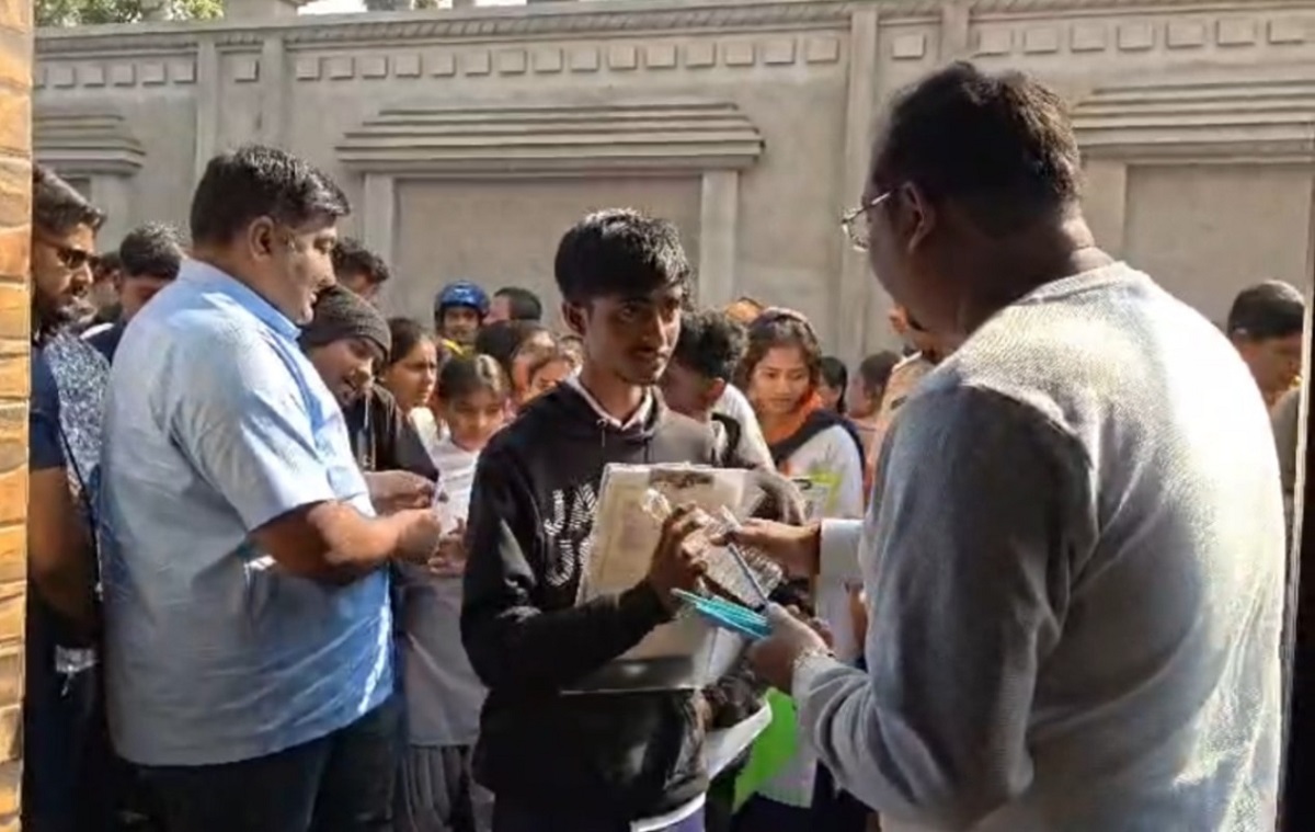 উচ্চ মাধ্যমিক শিক্ষার্থীদের হাতে গোলাপ ফুল পেন মিষ্টি দিয়ে শুভেচ্ছা ছাত্র নেতাদের