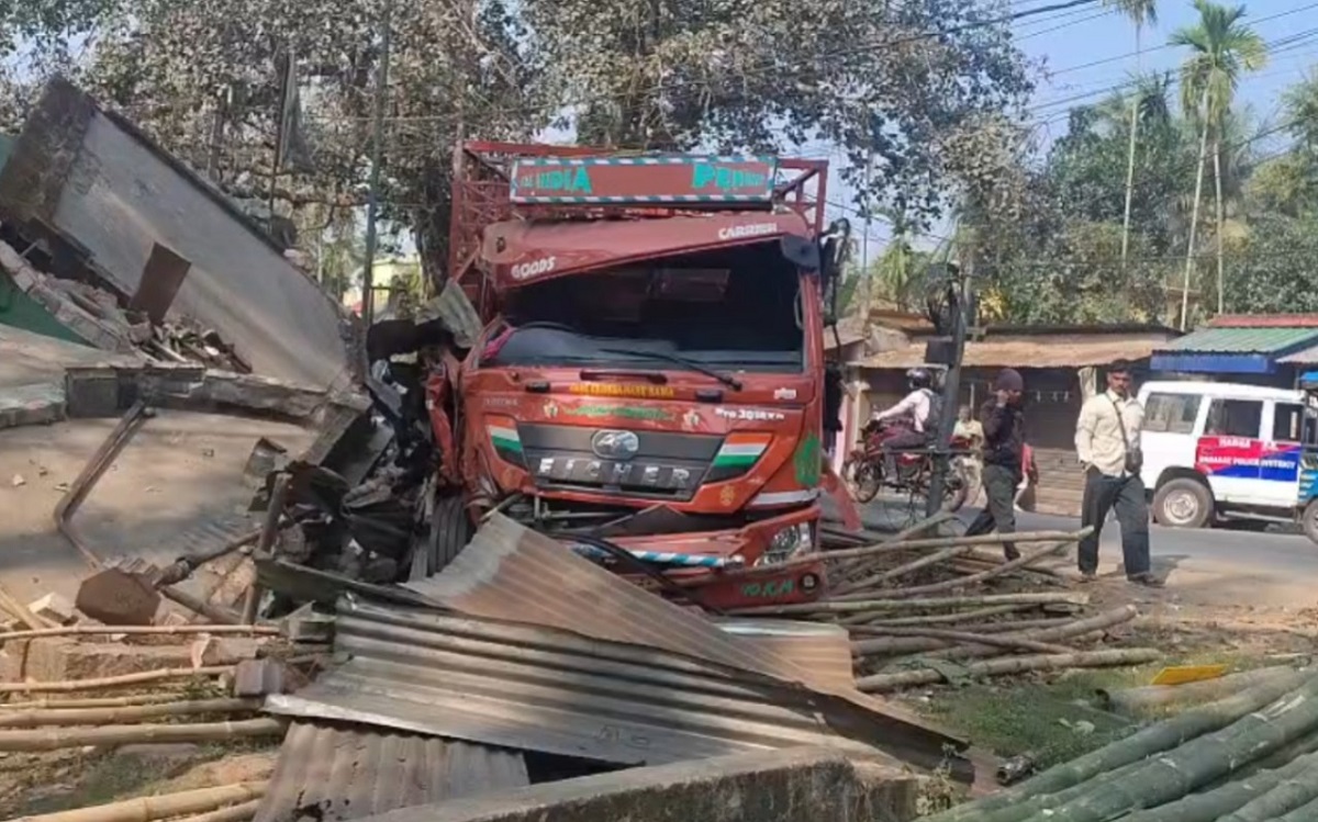 গভীর রাতে চোংদায় দুর্ঘটনা, অল্পের জন্য এড়াল প্রাণহানি