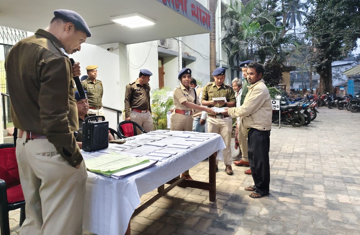 জলপাইগুড়ি পুলিশের উদ্যোগে ২৬টি হারানো মোবাইল ফেরত