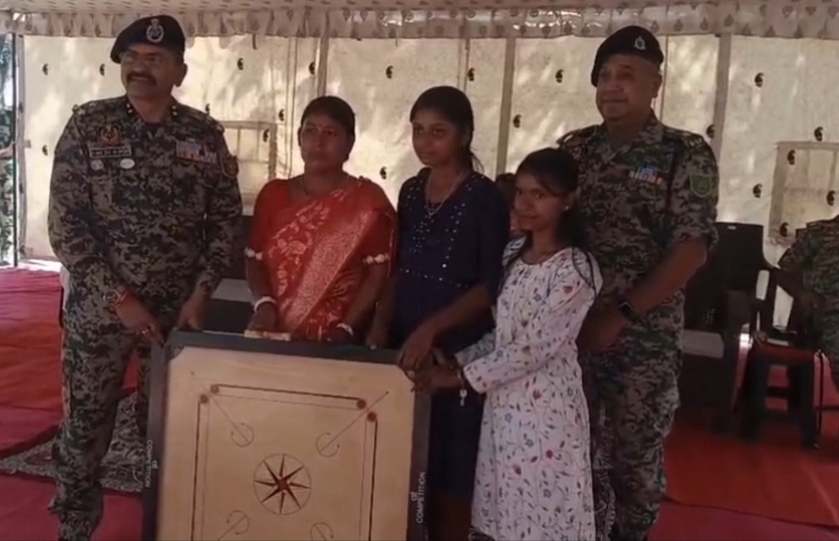 পড়ুয়াদের সার্বিক বিকাশে জোর, খেলাধুলার সামগ্রী বিতরণ করল বিএসএফ