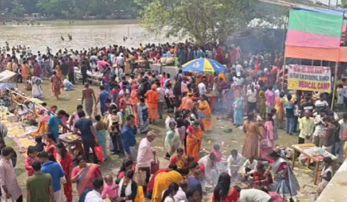 আমবাড়িতে অষ্টমী স্নানে ভক্তদের ভিড়