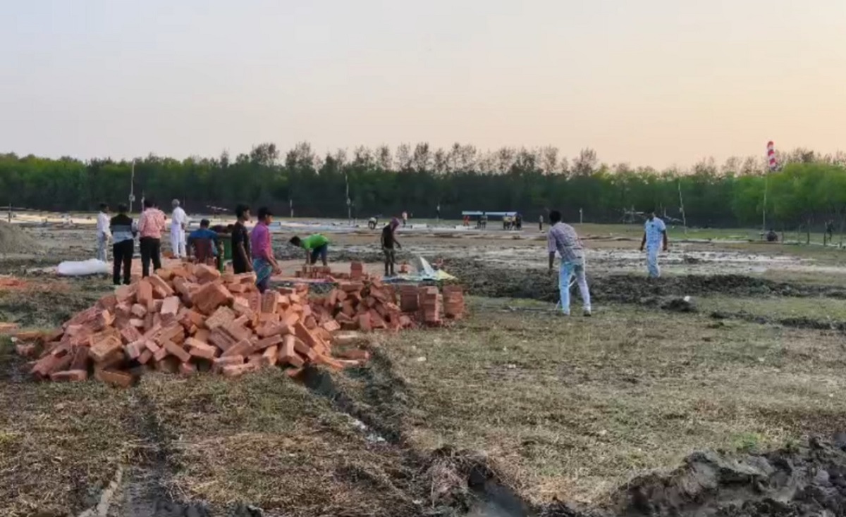 বৃষ্টির বাধা পেরিয়ে জনসভা ঘিরে তুঙ্গে রাজনৈতিক উত্তাপ