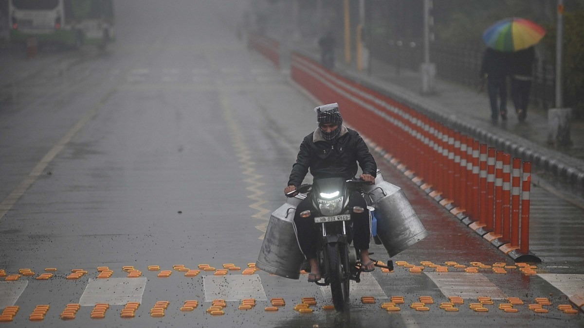 কলকাতায় ঝড়-বৃষ্টির দাপট, আরও কয়েকদিন ভেজা আবহাওয়া