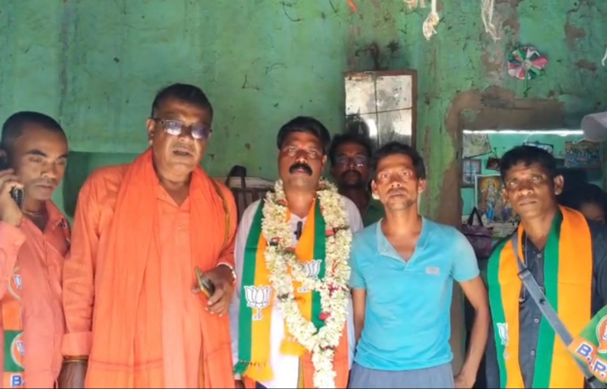 কেশপুরে চমক—শুভেন্দু সামন্ত – এর দেবের ভাইয়ের বাড়িতে প্রচারে গিয়ে রাজনৈতিক উত্তাপ