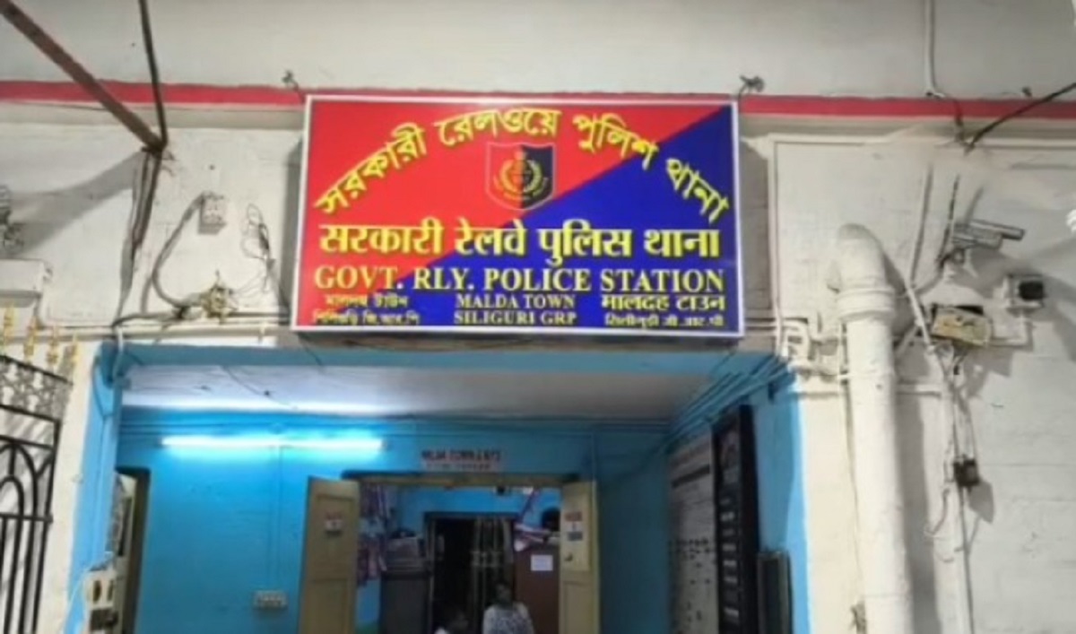 নির্বাচনের মুখে স্টেশনে দুই বাংলাদেশি গ্রে*ফতার, চেন্নাই যাওয়ার পরিকল্পনা ভেস্তে দিল জিআরপি