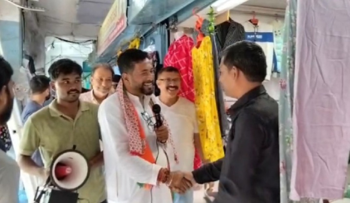 মাইক হাতে বাজারে প্রচার, ব্যবসায়ীদের কাছে ভোটের আবেদন শংকর ঘোষের