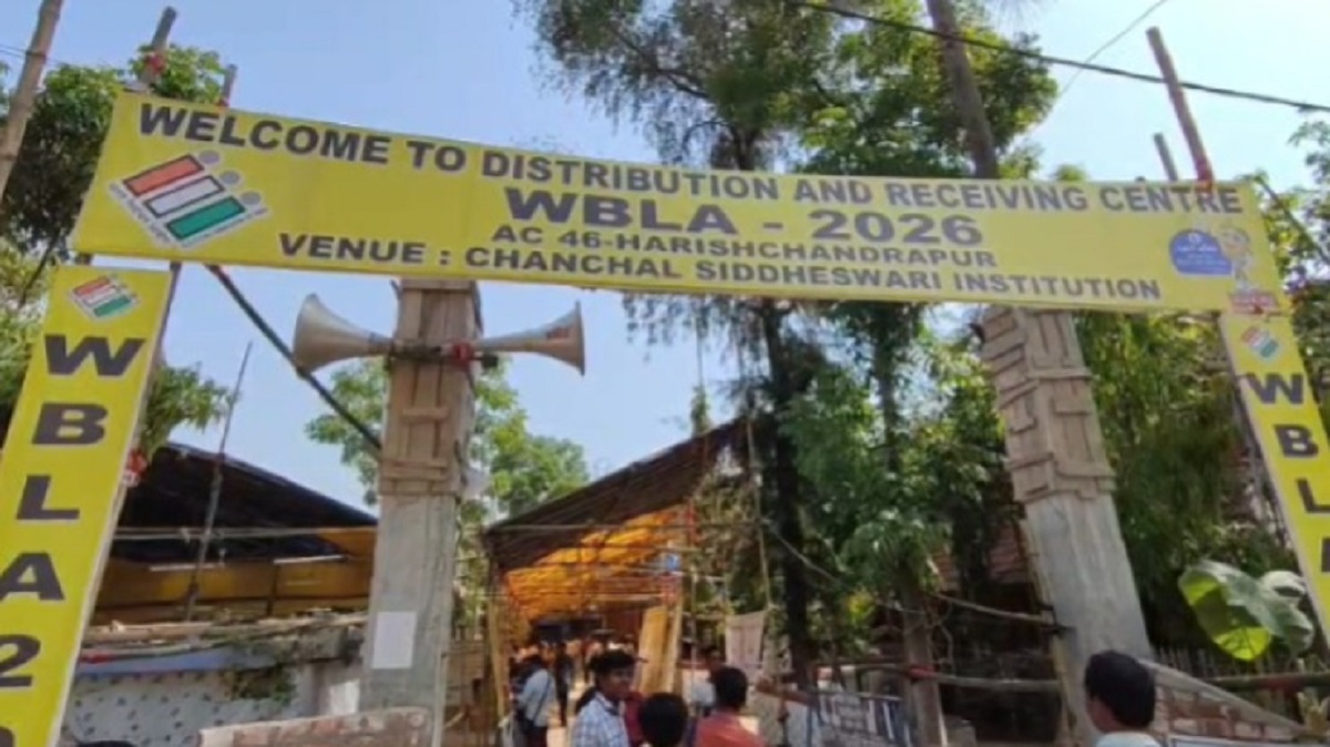 ভোটের আগে তুঙ্গে প্রস্তুতি, ডিসিআরসি সেন্টারে উপচে পড়া ভিড় ভোট কর্মীদের