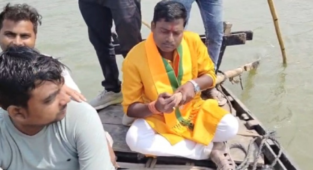 ভাঙন রুখতে নৌকায় চেপে ভোট প্রচার, নজর কাড়লেন বিজেপি প্রার্থী