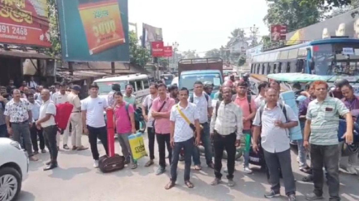 ভোট কর্মীদের বি*ক্ষোভ, গাড়ি না পেয়ে পথ অবরোধ! আইসির আশ্বাসে স্বাভাবিক পরিস্থিতি