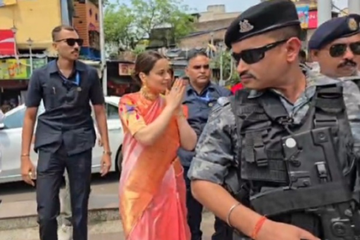 কালীঘাটে পুজো দিয়ে বাংলার মঙ্গল কামনায় প্রার্থনা কঙ্গনা রানাউতের