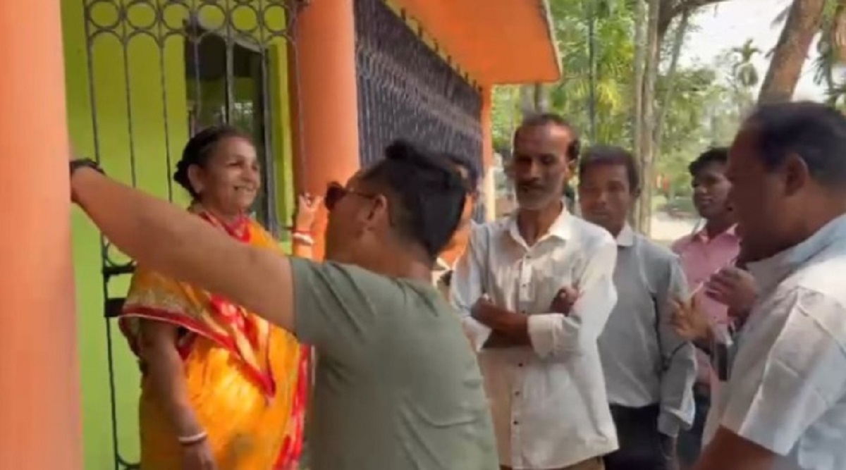 বাড়ি বাড়ি পৌঁছে জনসংযোগে জোর তৃণমূলের