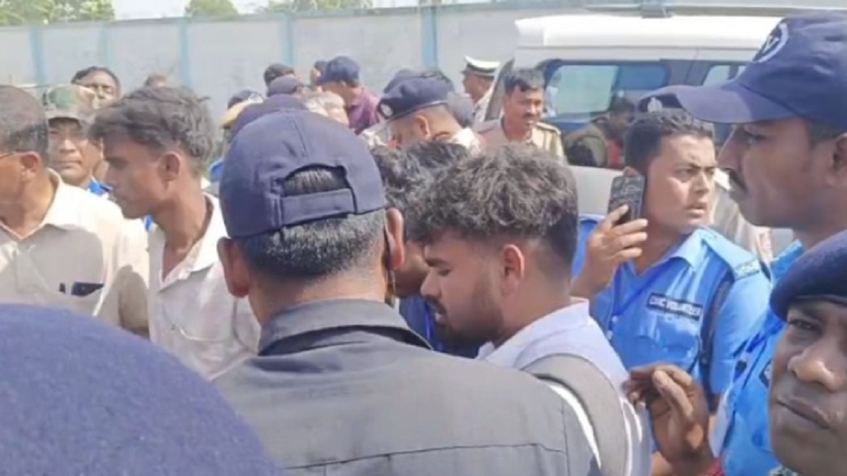 হেলিপ্যাডে নিরাপত্তা ভা*ঙন! মুখ্যমন্ত্রীর কপ্টারের সামনে রহস্যময় ড্রোন, তোলপাড় প্রশাসন