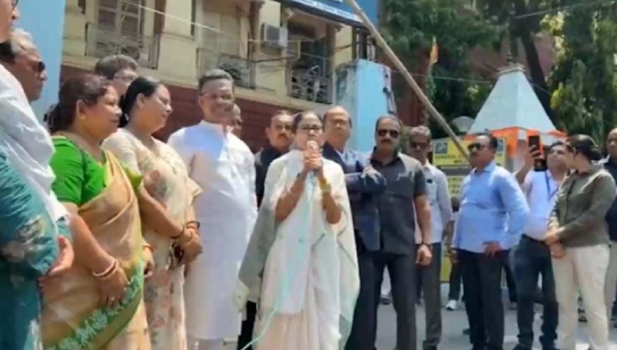 ভোটার তালিকা বি*তর্কে সরব মমতা, মনোনয়ন জমা দিয়েও এসআইআর ইস্যুতে আইনি ল*ড়াইয়ের ইঙ্গিত