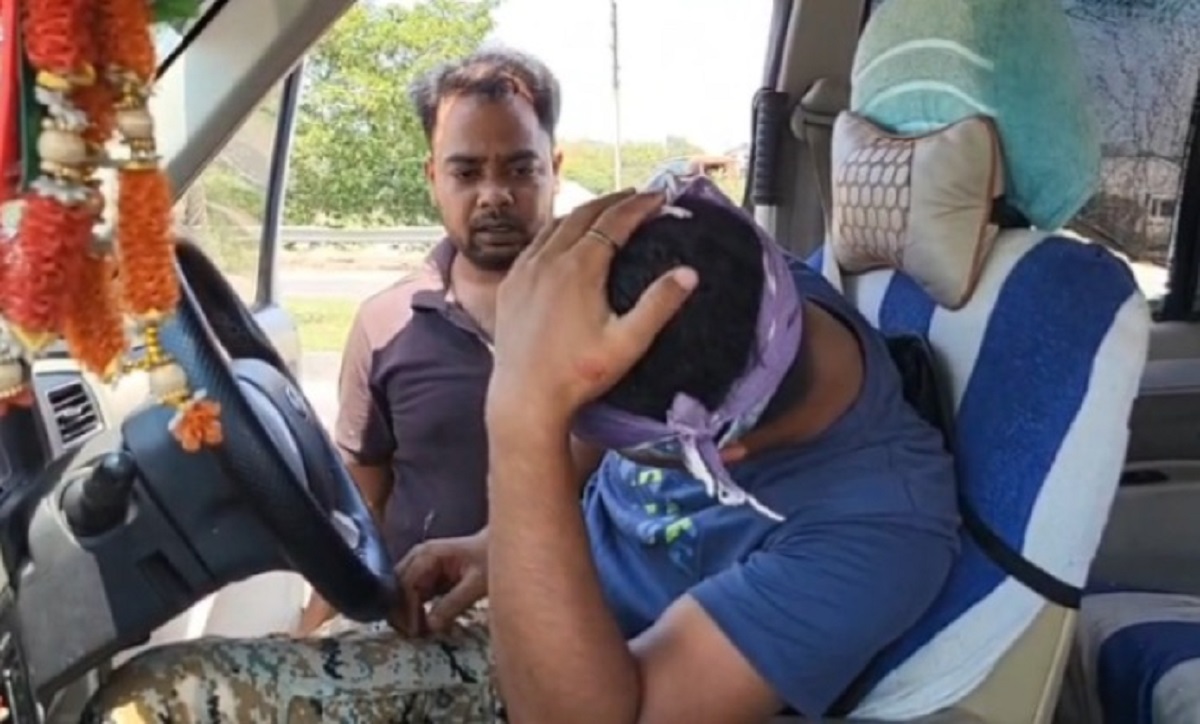 অবরোধ ঘিরে উ*ত্তেজনা, আ*ক্রান্ত পুলিশ! লা*ঠিচার্জে পরিস্থিতি নিয়ন্ত্রণ