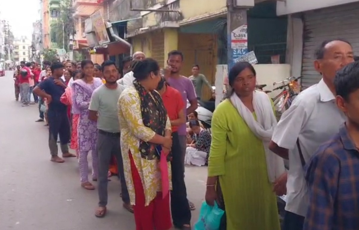 শিলিগুড়িতে গ্যাসের তীব্র সংকট, লাইনে দাঁড়িয়ে মানুষদের অভিযোগ শুনলেন মেয়র গৌতম দেব