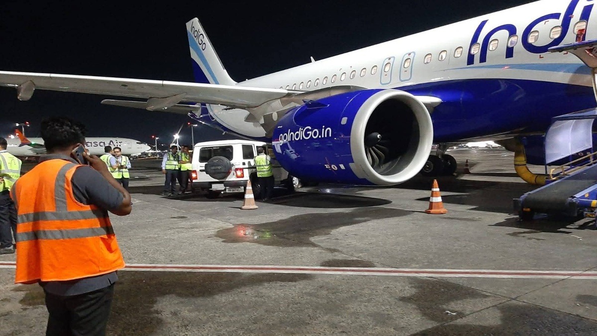 কলকাতা বিমানবন্দরে বড়সড় দুর্ঘটনা: দাঁড়িয়ে থাকা ইন্ডিগোর বিমানে কেটারিং গাড়ির ধাক্কা