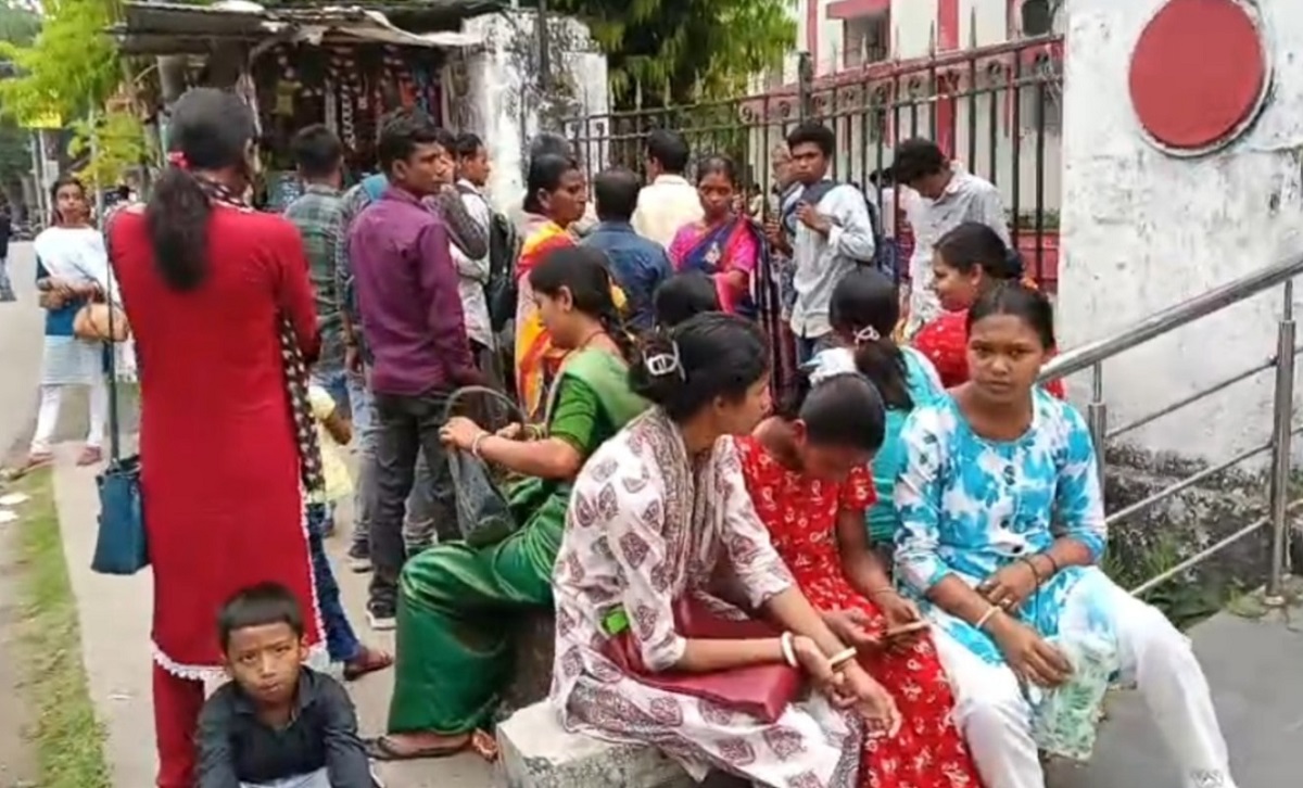 দূরদূরান্ত থেকে ভিড়, আধার পরিষেবায় চরম হয়রানির অভিযোগ জলপাইগুড়ি শহরে