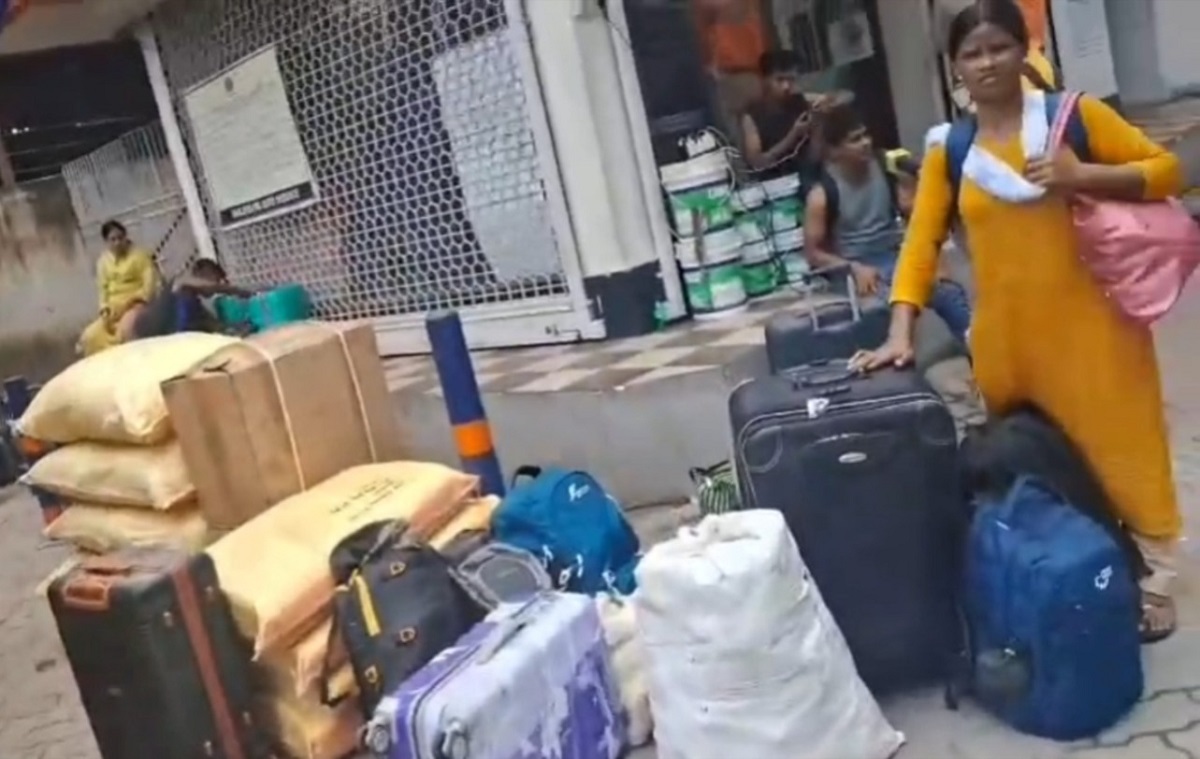 শহরের ব্যস্ত বাসস্ট্যান্ডে নামানো হলো যাত্রীদের, অভিযোগ উঠল চালকের বিরুদ্ধে