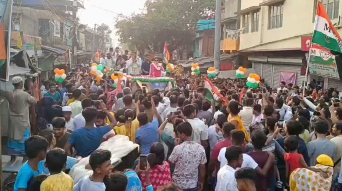 তারকার উপস্থিতিতে প্রচারে উন্মাদনা, মুখরিত গোটা এলাকা