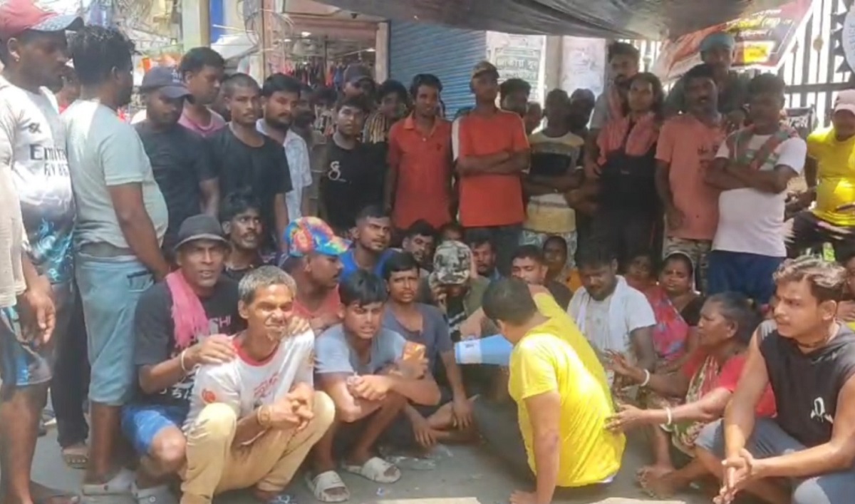 বেতন বকেয়ার অভিযোগে রানাঘাট পুরসভায় সাফাই কর্মীদের বিক্ষোভ