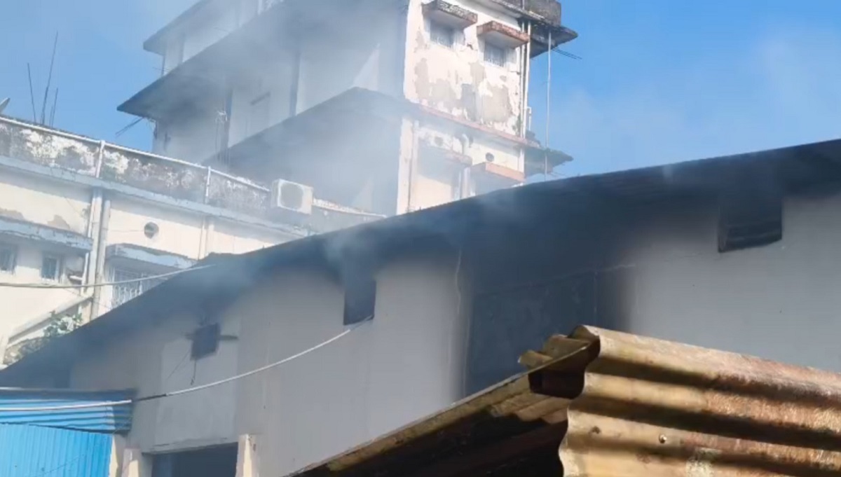 ভোরে চাউমিন কারখানায় ভয়াবহ আগুন, ঘটনাস্থলে দমকলের ৩ ইঞ্জিন